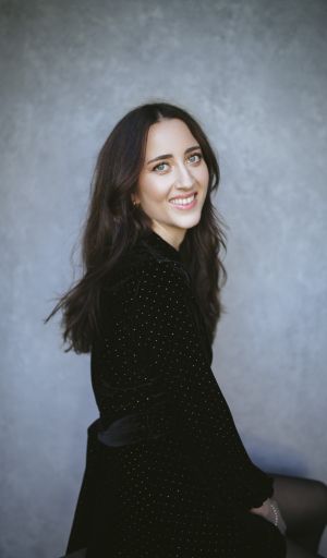 Alice Loxton portrait