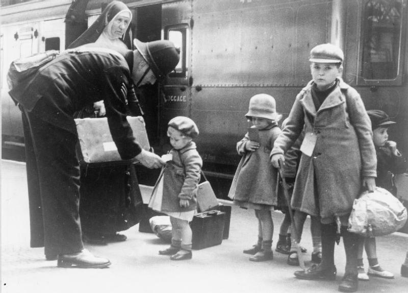 Children arriving at Kingsbridge Station in Devon, 1940